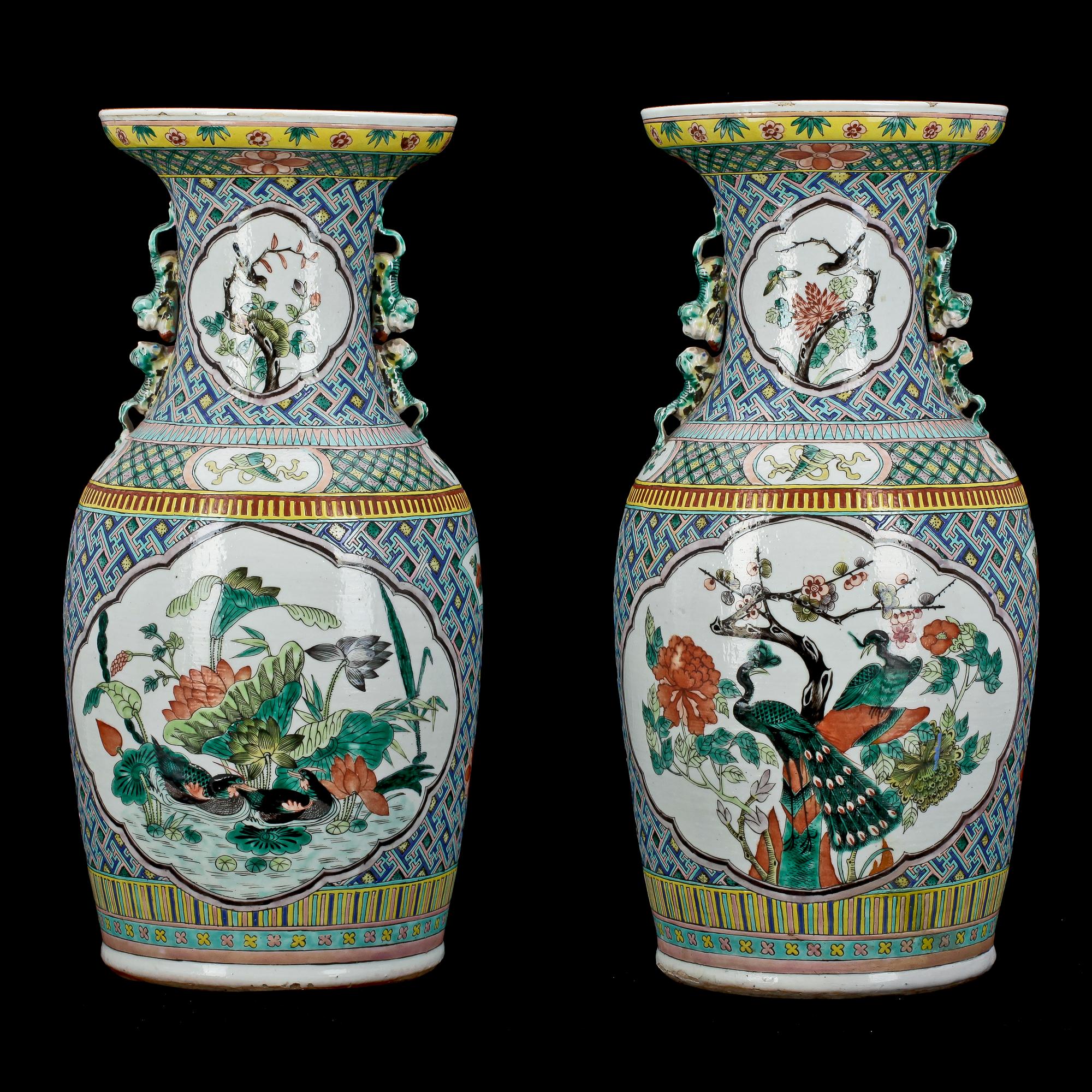 VASER, ett par. Porslin, sent 1800-tal, Kina.
