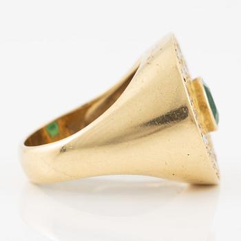 Ring, 18K gold with emerald and brilliant-cut diamonds.