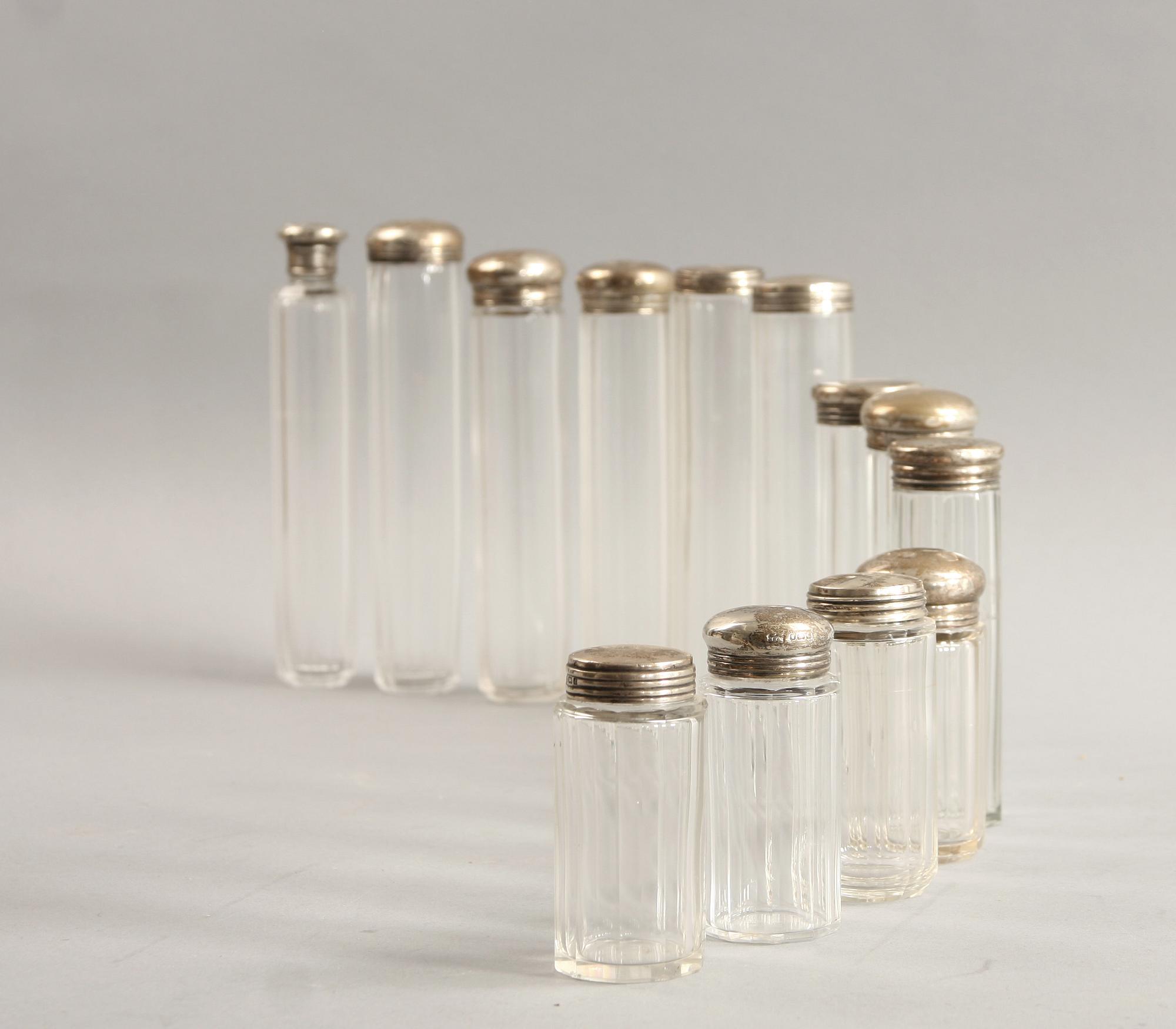 RESEFLASKOR, 13 st. Silver o glas, England, omkring sekelskiftet 1800/1900.