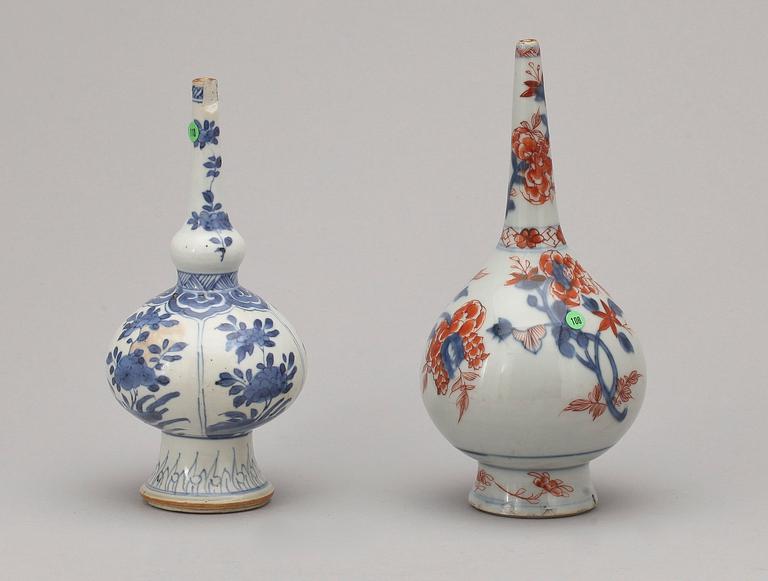 VATTENDROPPARE, två stycken, porslin. Qing dynastin, Kangxi (1662-1722).