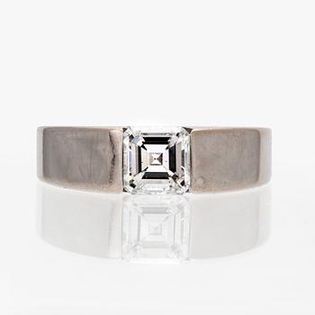 Cartier, ring 18K whitegold approx 0,60 ct approx F-G VS, original case, box and certificate, serial number BAA 730.