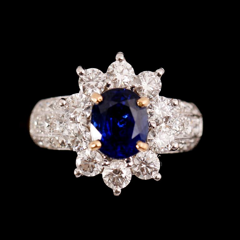 RING, 18 k guld, safir 1.67 ct, briljantslipade diamanter tot 1.87 ct.