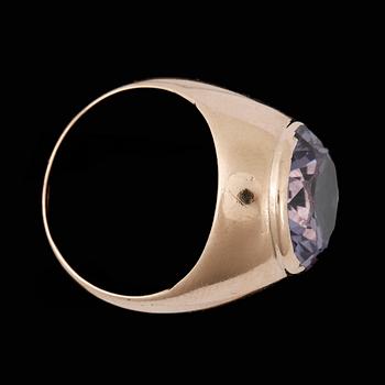 RING, 14k guld med lila sten. Vikt ca 15g.