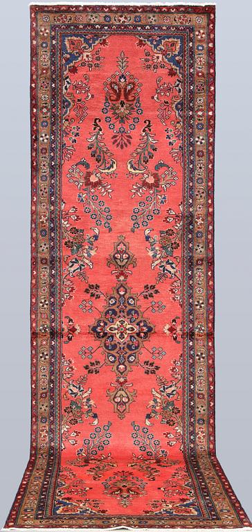 A Hamadan runner, approx. 387 x 112 cm.