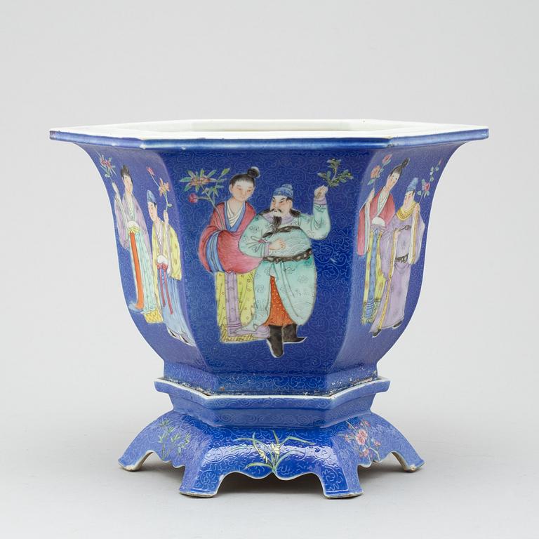 A 20TH CENTURY CHINESE PORCELAIN FLOWER POT AND STAND.