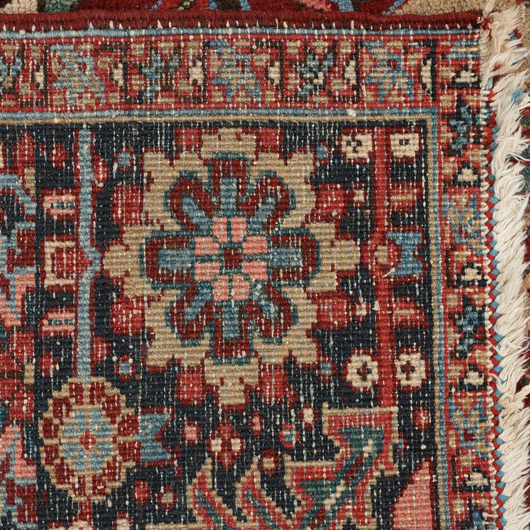 A CARPET, a semi-antique Heriz/Gorovan, ca 441,5 x 356,5 cm.