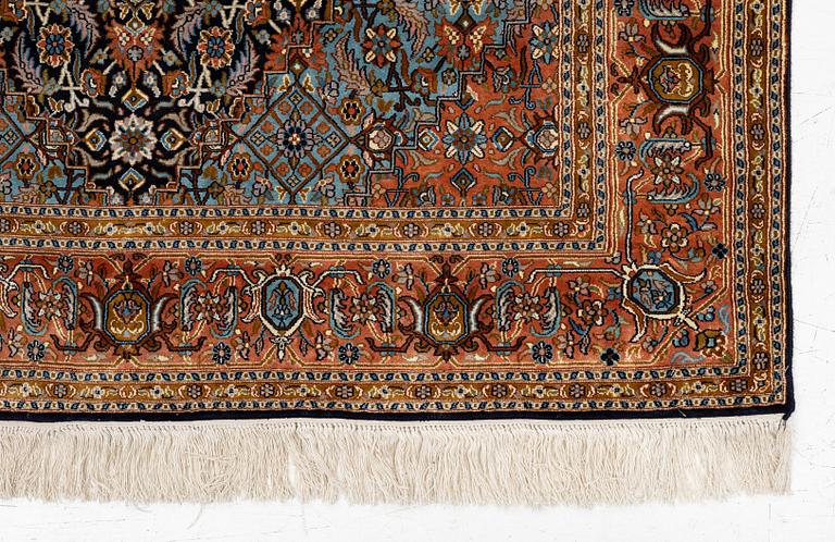 Matta, orientalisk silke, ca 198 x 123 cm.