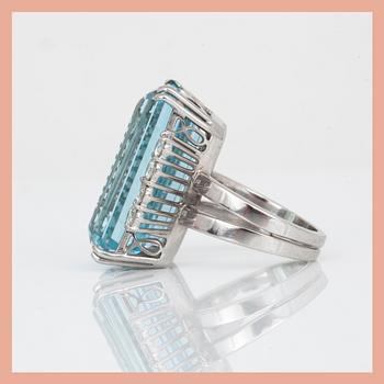 RING, 18K vitguld med trappslipad akvamarin, ca 21,11 ct samt diamanter, tot ca 0,80 ct. Total vikt ca 15,76 g.