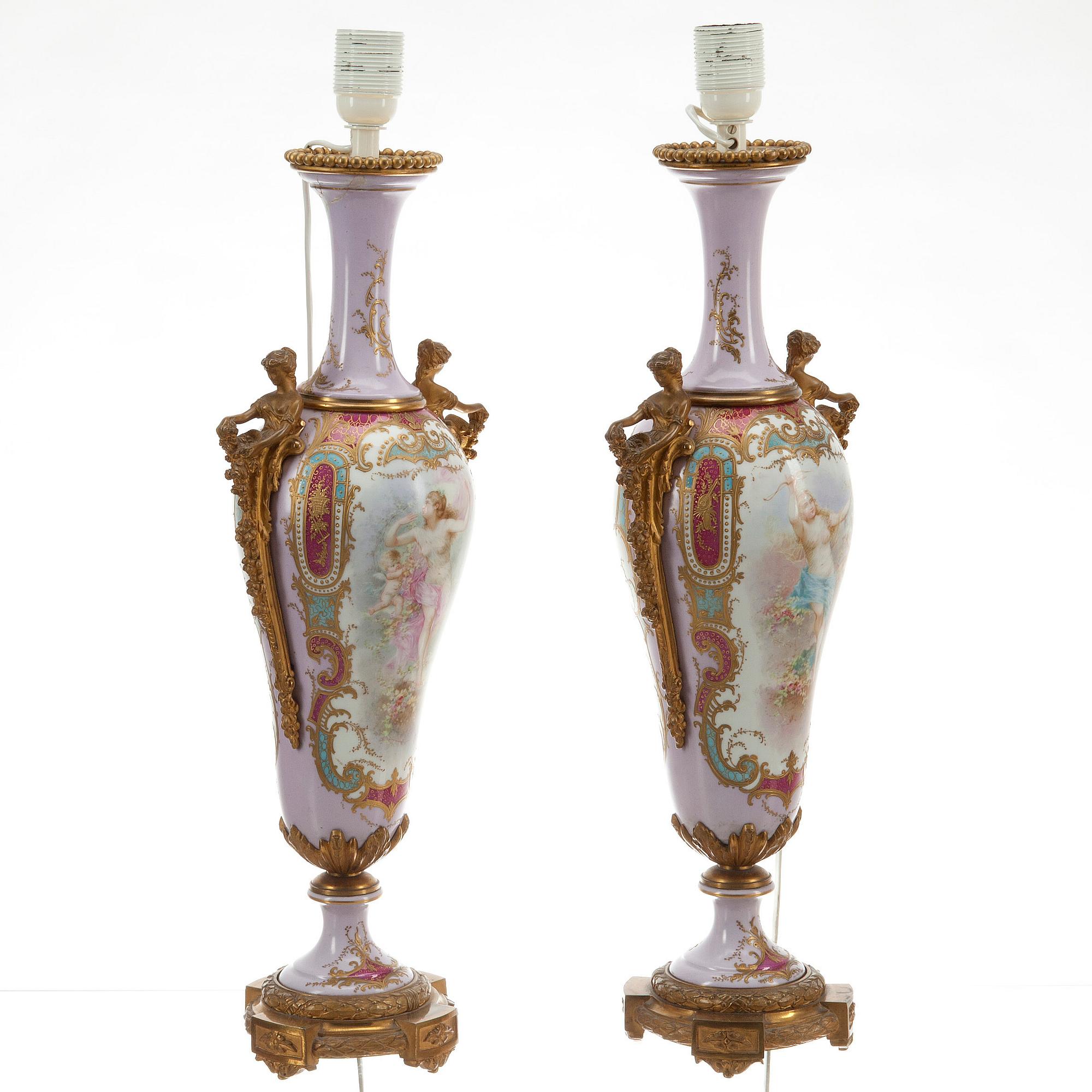 BORDSLAMPOR / URNOR ett par, Mellaneuropa, ca 1900.