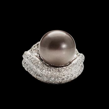 421. A RING, 18K white gold. Tahiti pearl 13 mm. Brilliant cut diamonds 246 pcs. c. 2.40 ct. Size 17-. Weight 17,9.