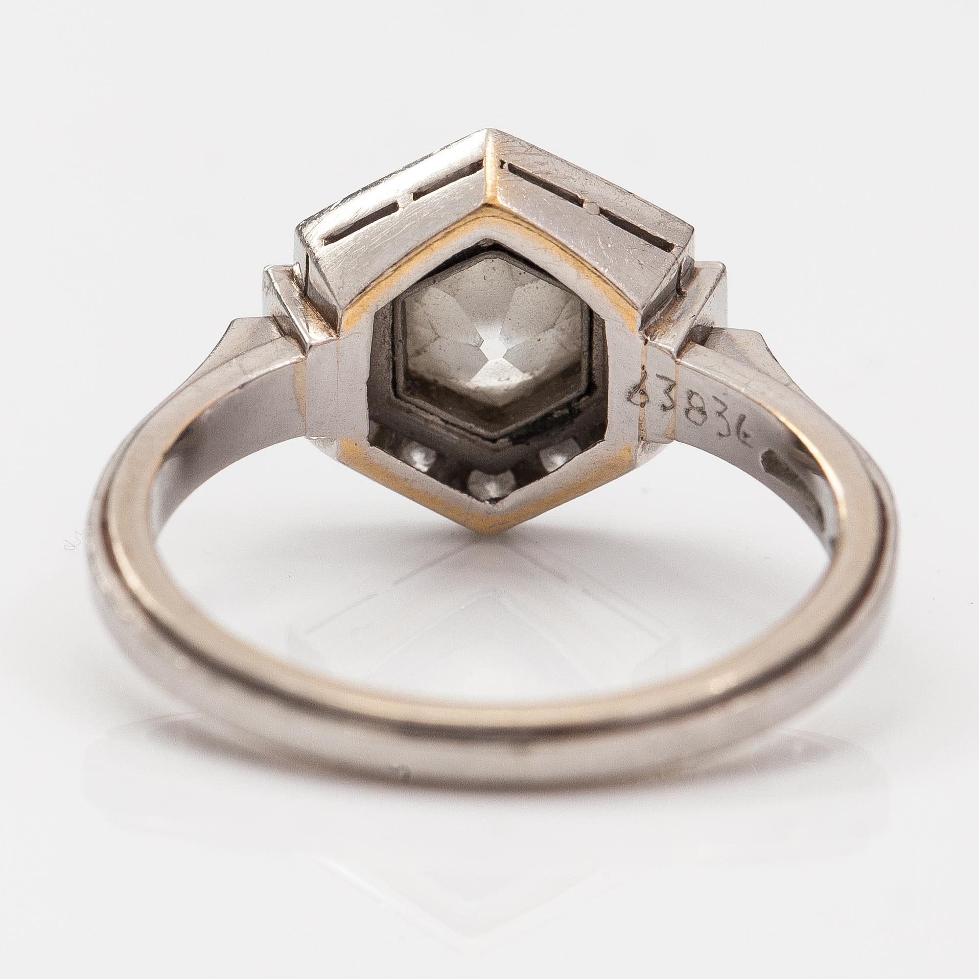 Alexander Tillander, Sormus, art déco tyyli, platinaa, timantteja n. 1.10 ct yht. Helsinki 1900-luvun loppuosa.