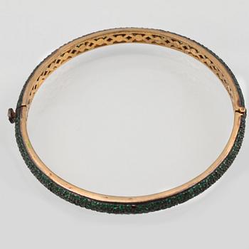 ARMRING, förgyllt silver med fasettslipade smaragder. Vikt 18,6 gram.
