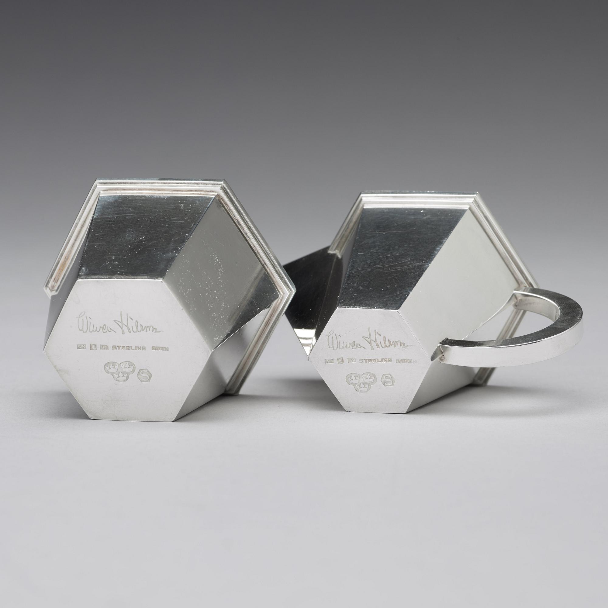 Wiwen Nilsson, sockerskål, gräddkanna och tång på bricka, Lund 1964-69, sterling.