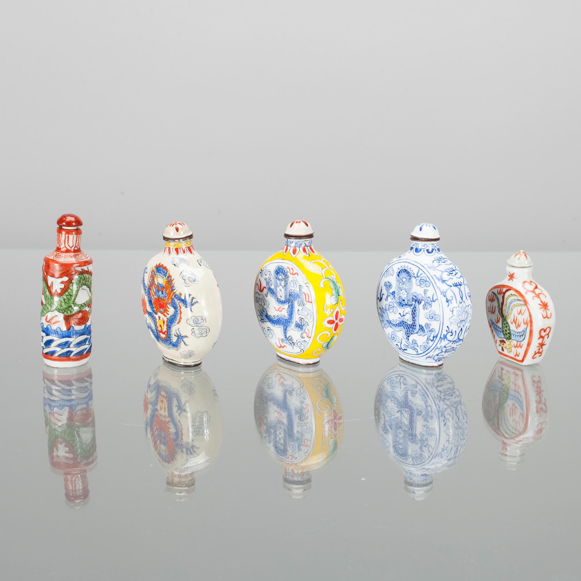 SNUSFLASKOR, 2 st, porslin samt SNUSFLASKOR, 3 st, emaljerad koppar, Kina 1900-tal.