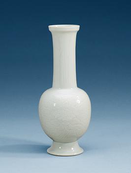 1513. A white glazed vase, Qing dynasty with mark.
