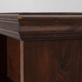A pair of similar bookcases, first half of the 20th century.