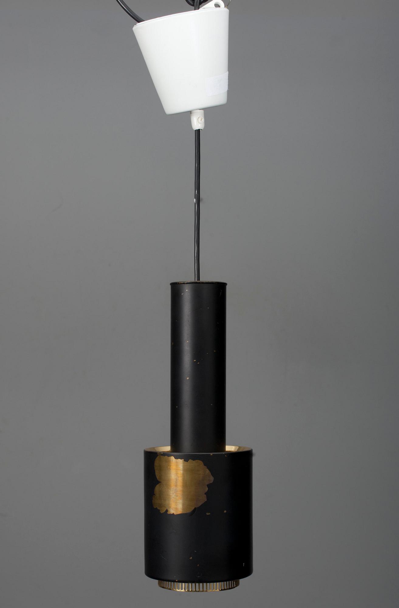 Alvar Aalto, TAKLAMPA, "Handgranat". Mässing, tillverkad av Valaistustyö Ky/ Louis Poulsen & Co a/s. Danmark. H 34.