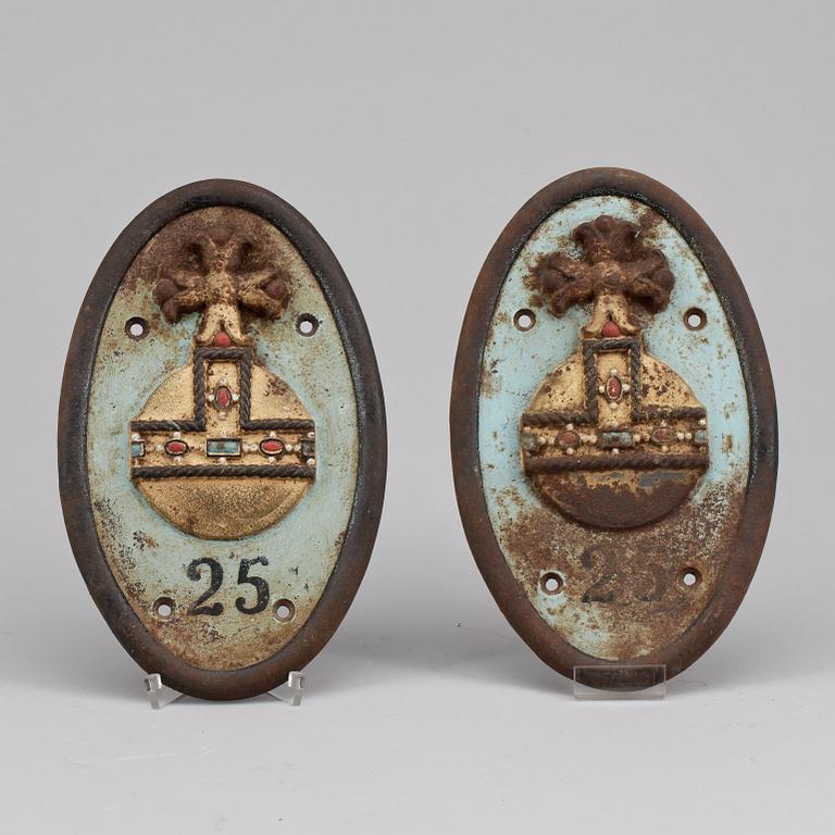 PLAKETTER, ett par, enligt uppgift till brandbil, gjutjärn, 1800/1900-tal.