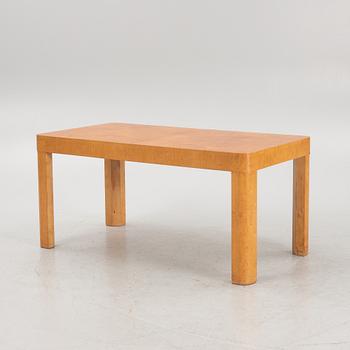 A birch veneered dining table. First part of the 20 th Century.