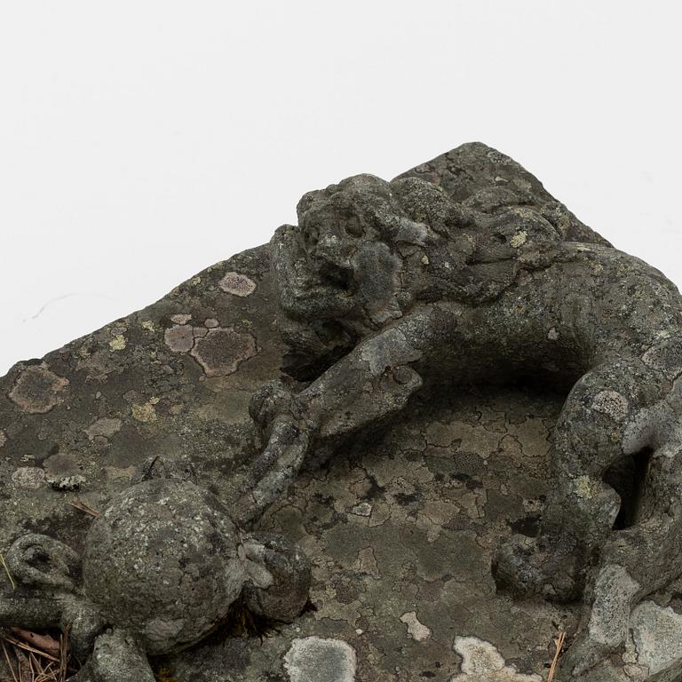 Skulpturrelief, sten. Två drakar i kamp om pära, troligen Qingdynastin..