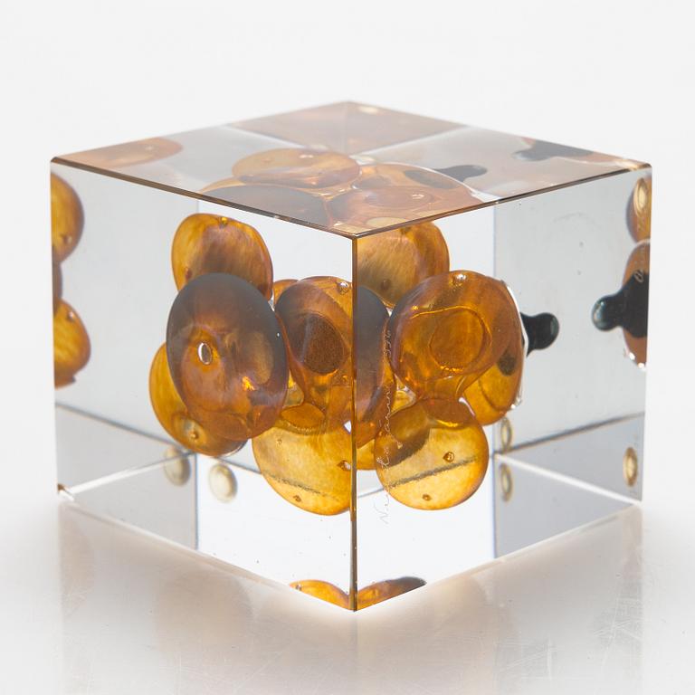 Oiva Toikka, An annual glass cube, signed Oiva Toikka Nuutajärvi 1996 and numbered 74/2000.