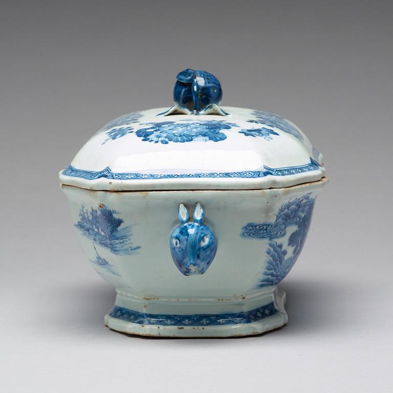 A blue and white tureen with cover, Qing dynasty, Qianlong (1736-95).