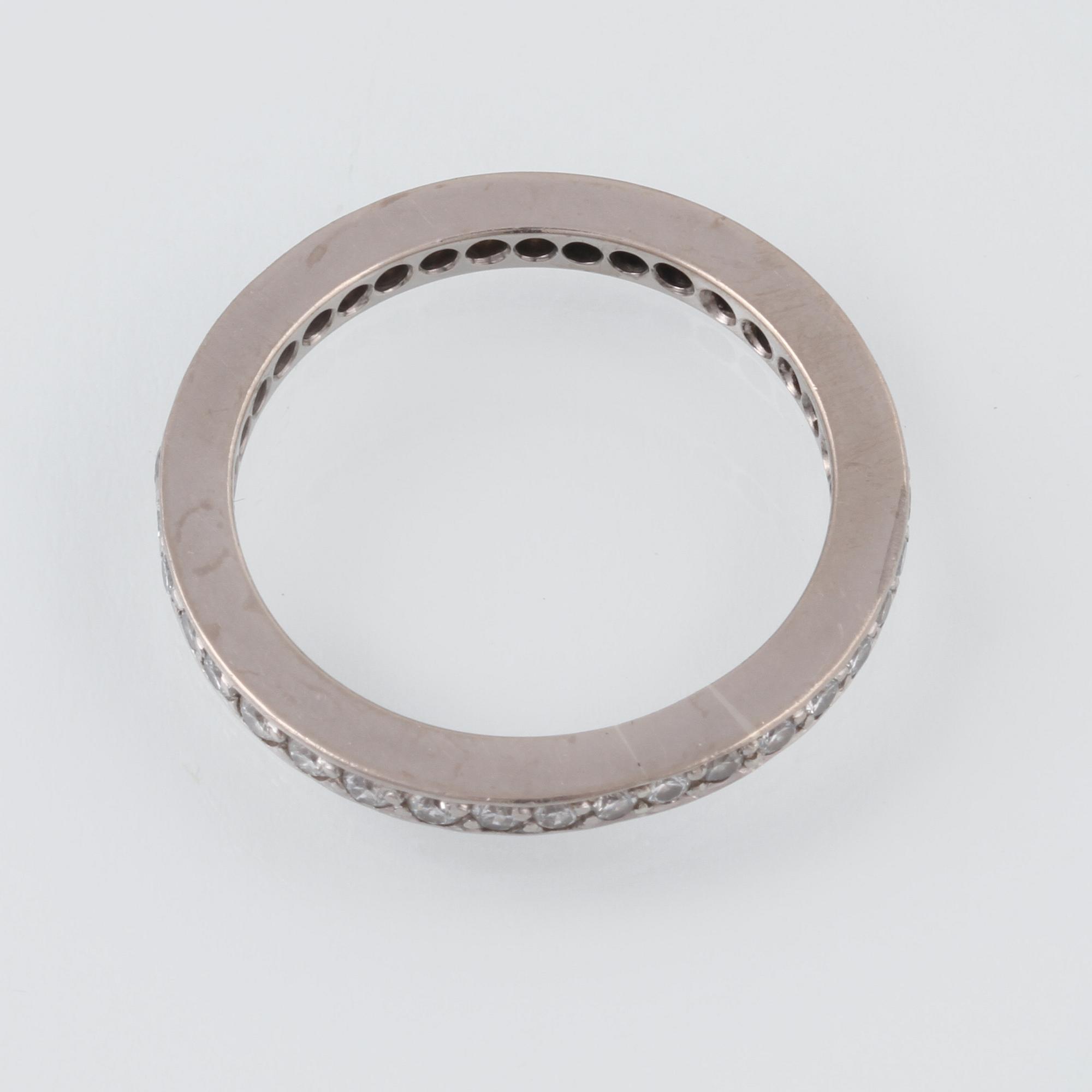 RING, platina med briljantslipade diamanter. Vikt 10,2 gram.