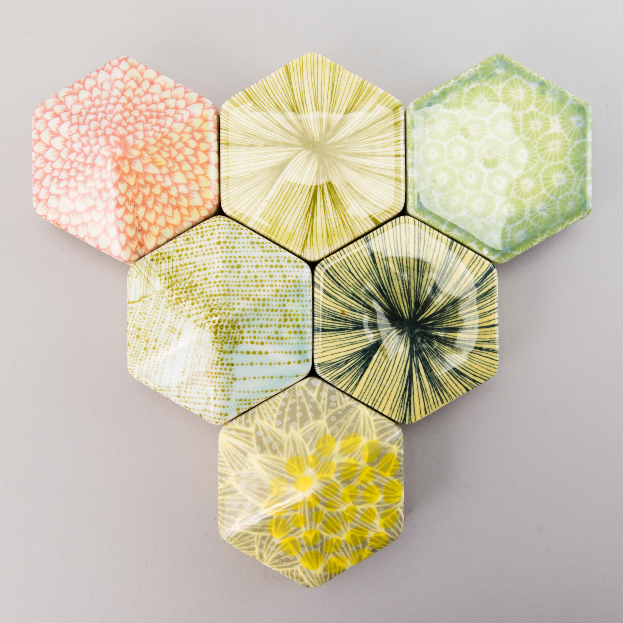 HEINI RIITAHUHTA, reliefi, posliinia, "Hexagon reliefi", signeerattu Heini Riitahuhta 2015.