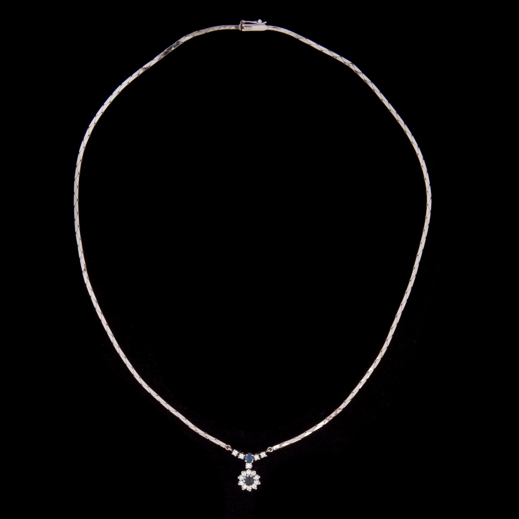 HÄNGSMYCKE, 14K vitguld, 2 safirer, diamanter tot. 0,30 ct. Vikt 10,9 g.