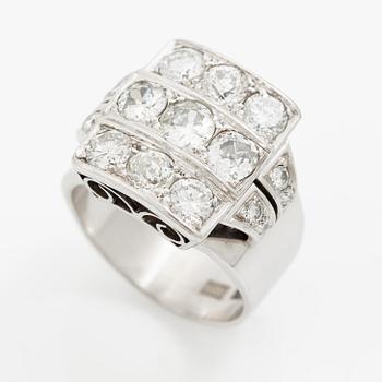 Ring 18K vitguld med runda briljant- och gammalslipade diamanter.