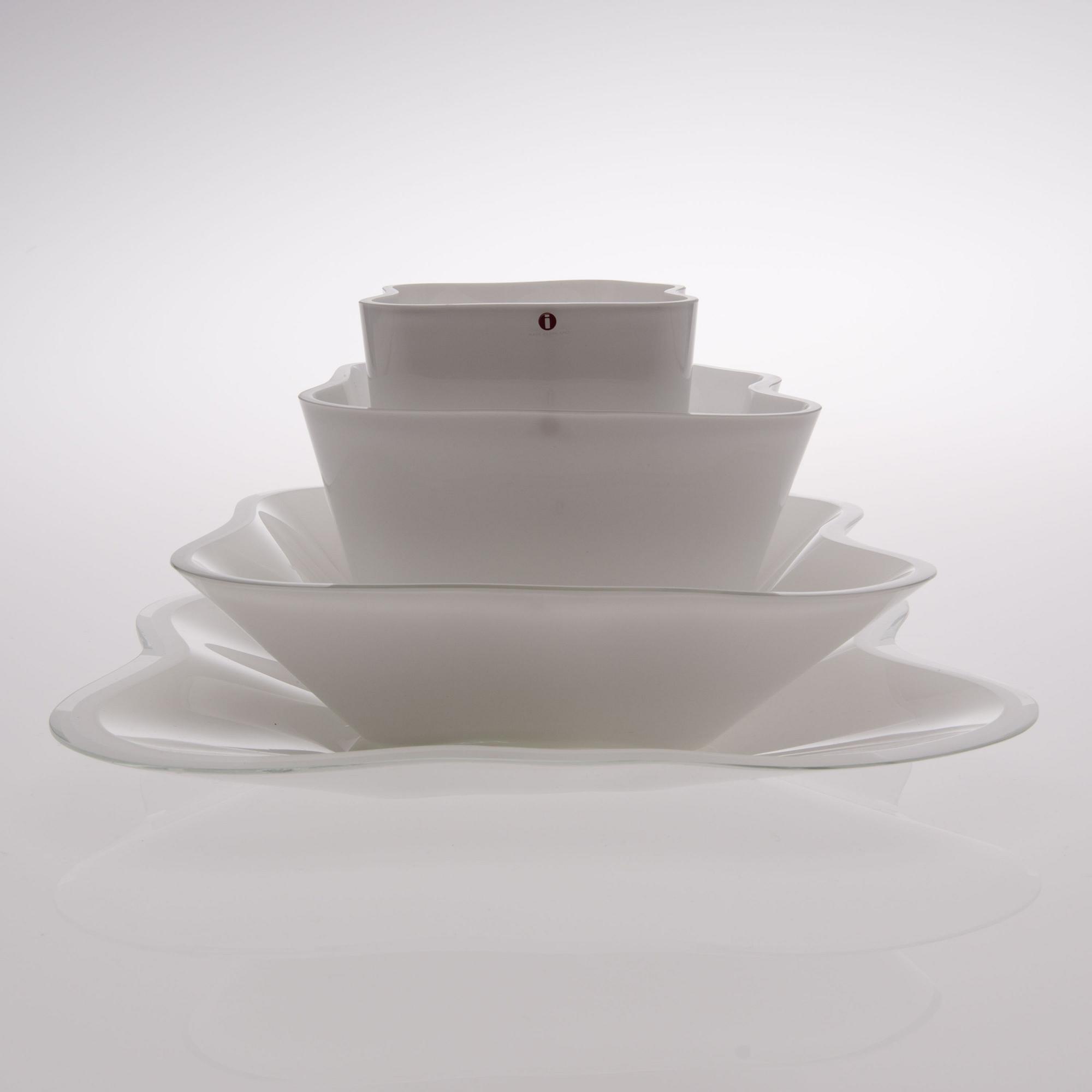ALVAR AALTO, GLASS SCULPTURE, 4 PIECES. The Aalto Flower. Signed Alvar Aalto, the lower dish numbered 19/1986. Iittala.