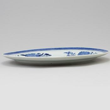 A chinese export blue and white fitz-hugh decorated serving dish. Qing dynasty, Jiaqing (1796-1820).