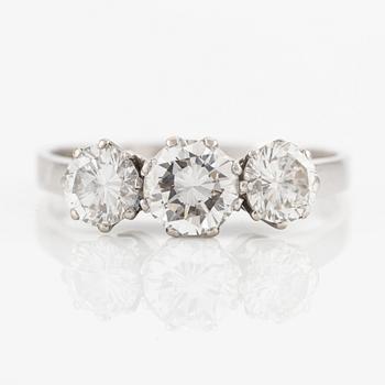 Ring, 18K vitguld med briljantslipade diamanter, totalt 1,65 ct.