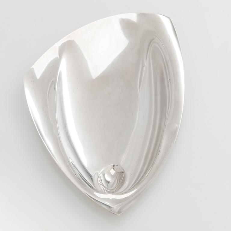 Tapio Wirkkala, A silver dish and letter knife, Kultakeskus Hämeenlinna 1960 and 1964.