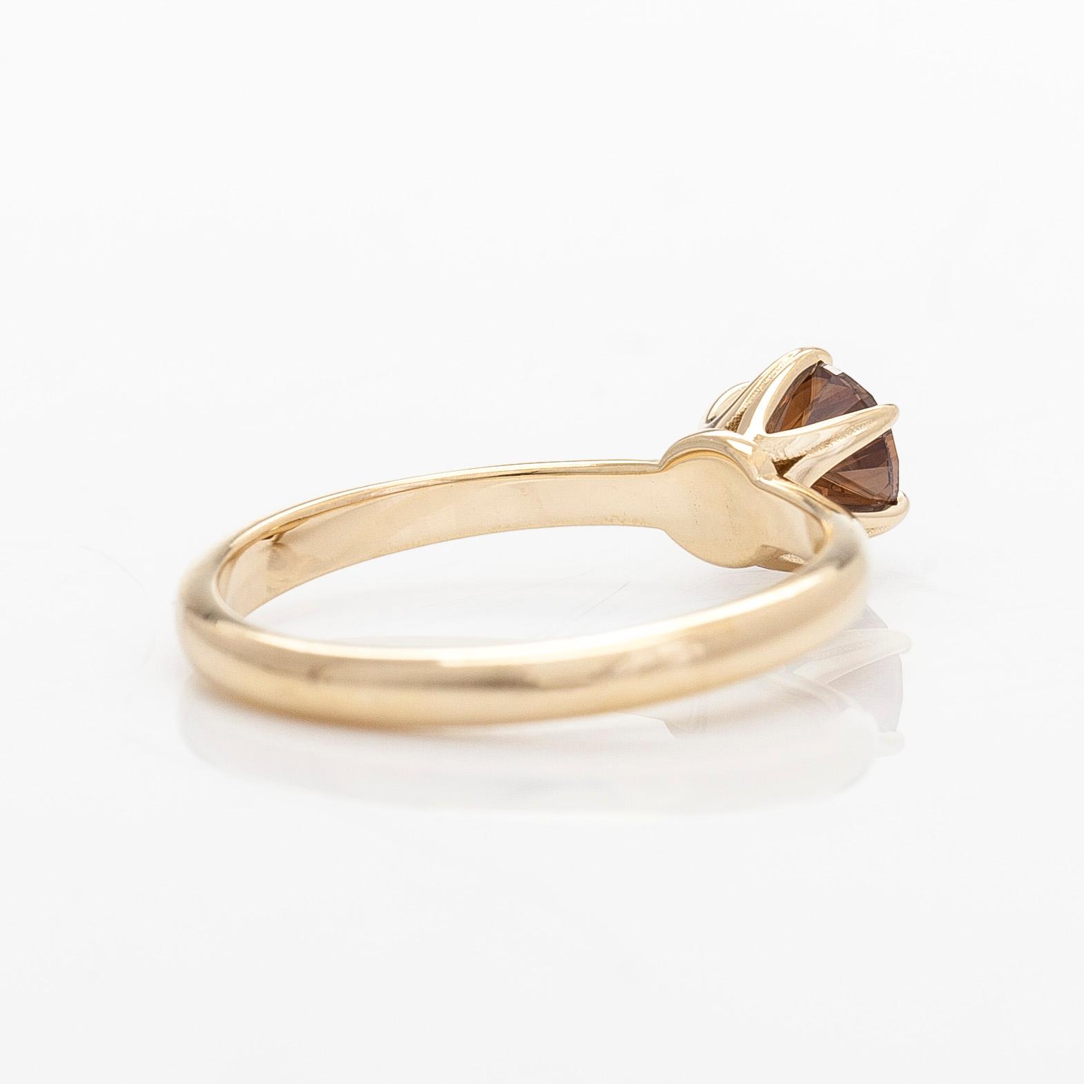 A 14K gold ring set with a brilliant-cut brown diamond. With IGI-report.
