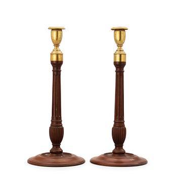 513. A pair of George III 18th century mahogany candlesticks.