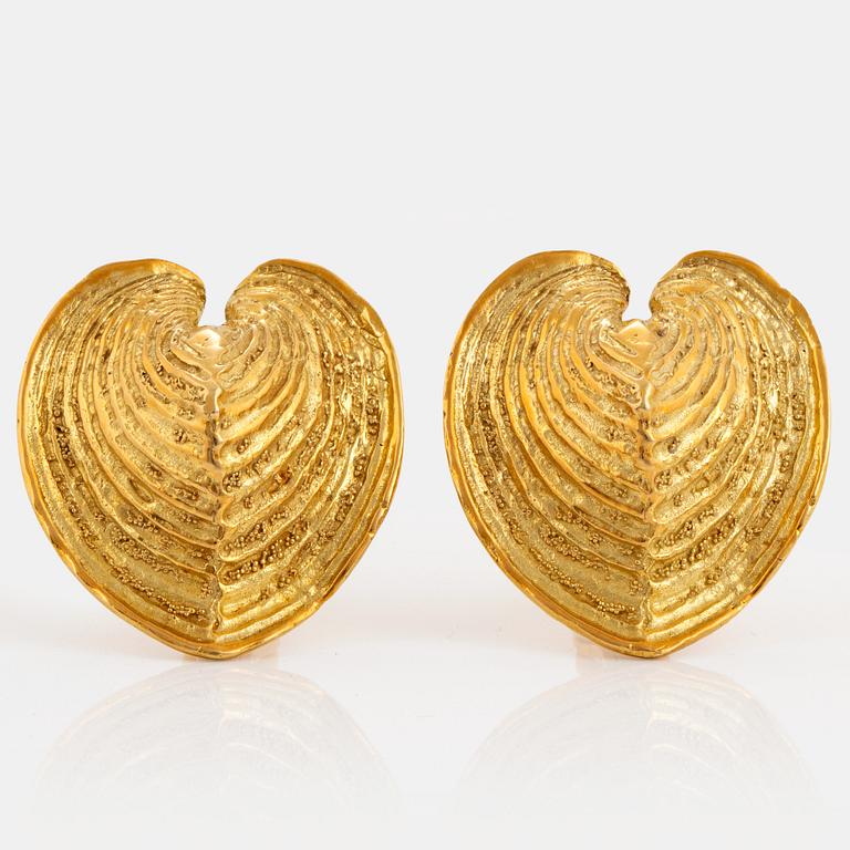 A pair of Elisabeth Gage earrings in 18K gold.