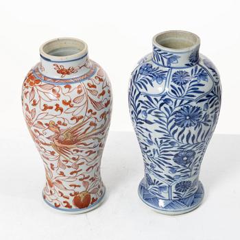 Vaser, tre stycken, porslin. Qingdynastin, 1700-tal.