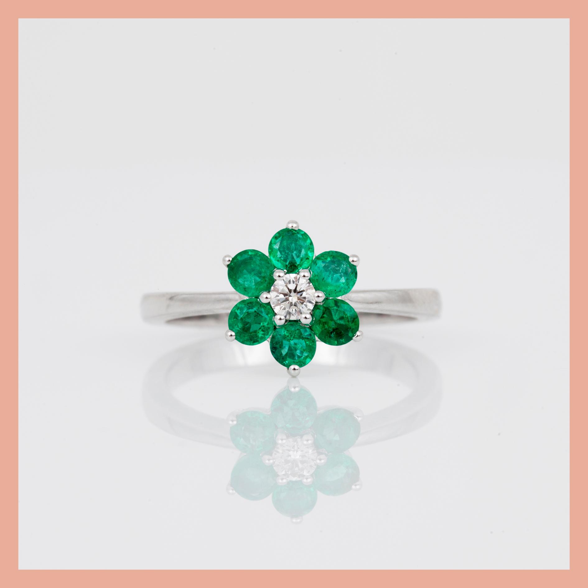 RING, 18K vitguld med briljantslipad diamant, ca 0,11 ct, och rundslipade smaragder, tot ca 0,73 ct. Tot vikt ca 3,78 g.