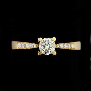 RING, 18k guld med briljantslipade diamanter ca0,42ct samt mindre totalt ca0,18ct. Vikt 3,3g.