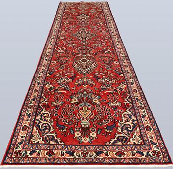 A Hamadan runner, c. 520 x 112 cm.
