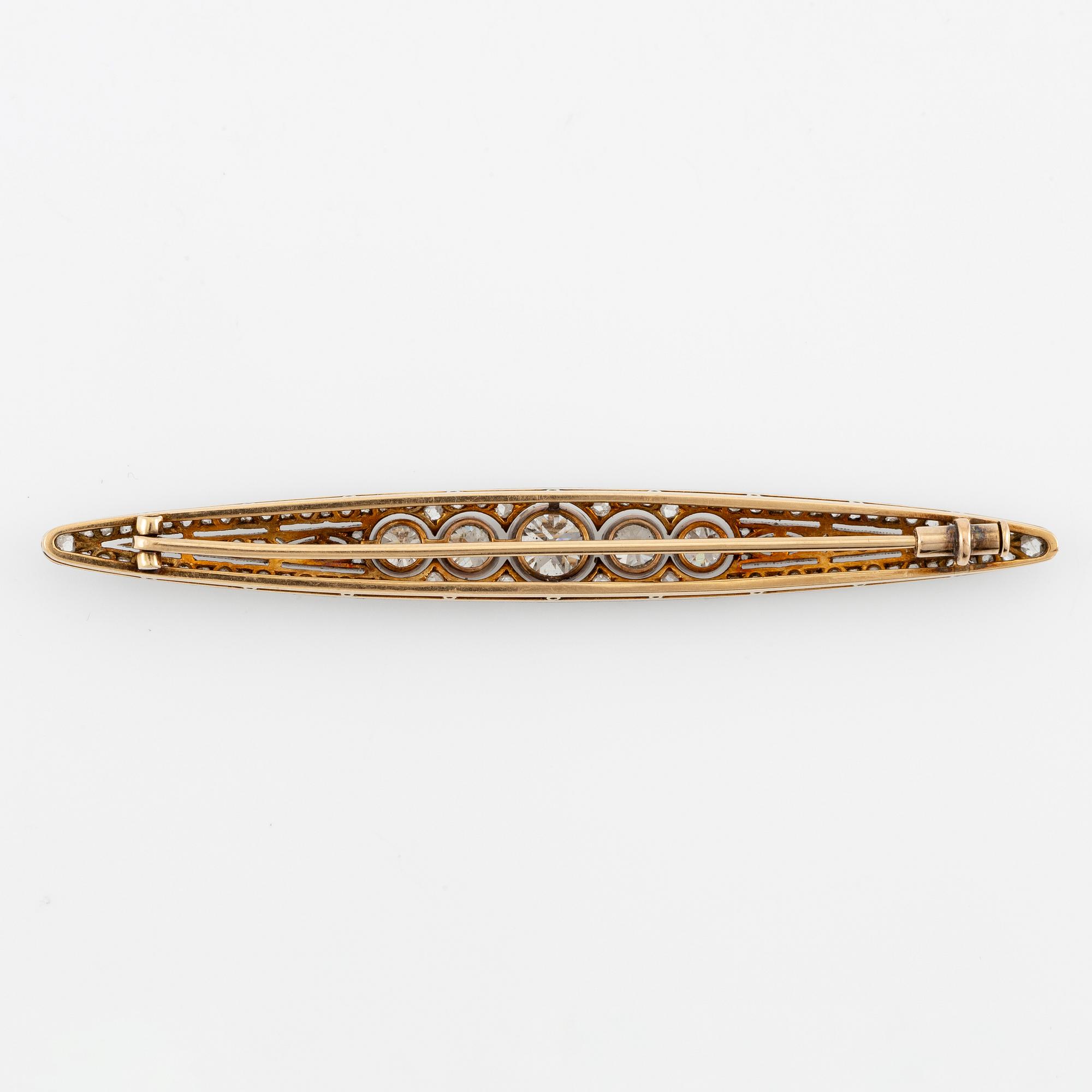 A brooch in 14K gold and platinum set with old- and rose-cut diamonds.