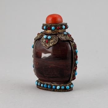 Snusflaska, metallbeklädd med inläggningar i turkos och glas. Tibet, 1800-tal.