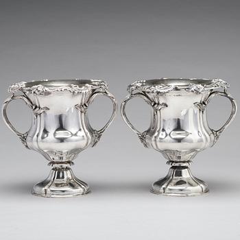 Carl Johann Tegelsten, champagnekylare, ett par, silver, S:t Petersburg 1842. Nyrokoko.