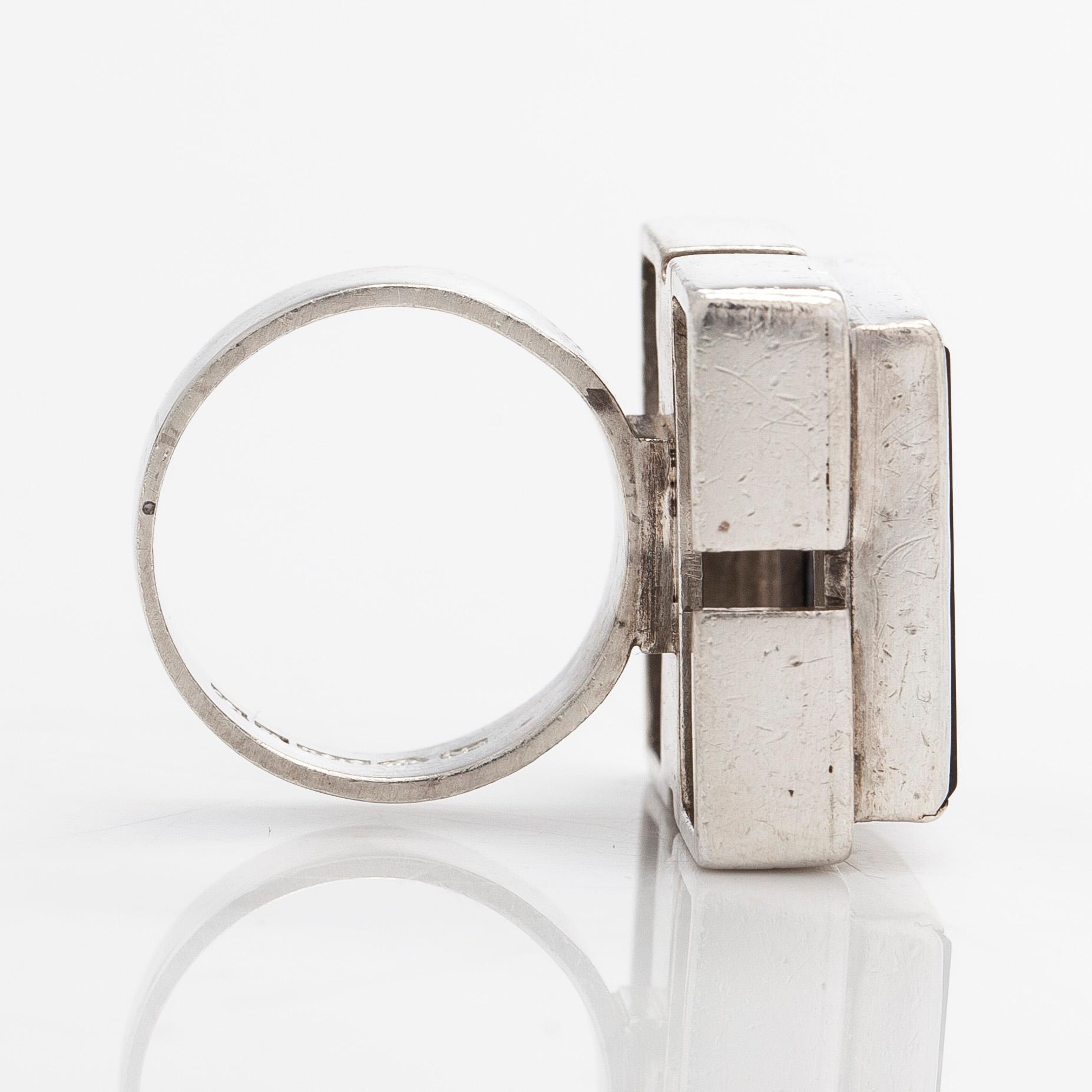 Helge Narsakka, sormus, hopeaa ja onyksi, Lahti 1963.