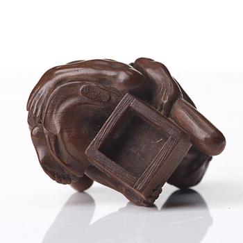 OKIMONO trä samt NETSUKE. Japan, Meiji (1868-1912).