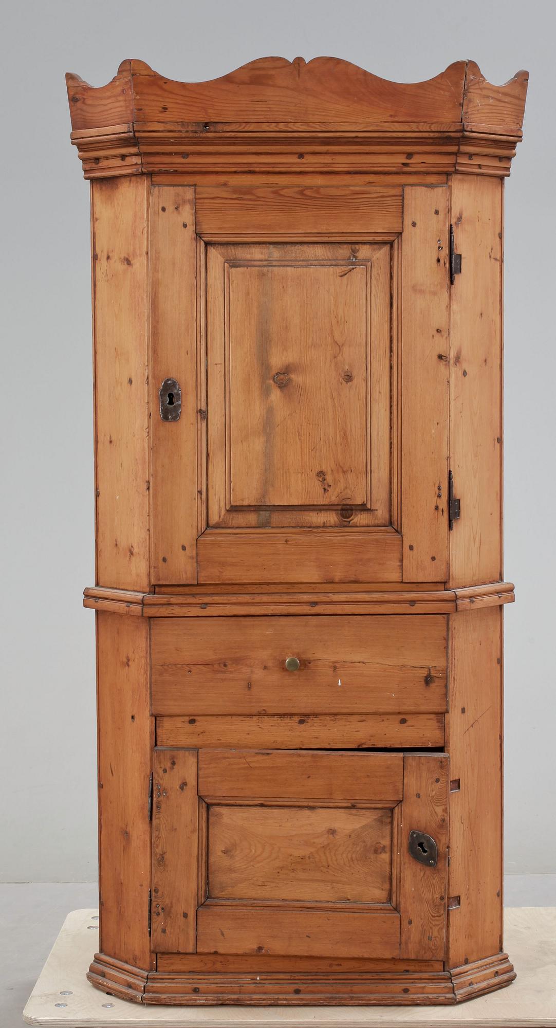 HÖRNSKÅP, allmoge, 1800-tal.