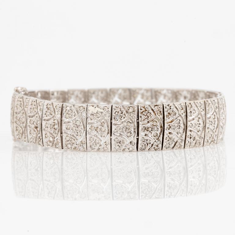 Bracelet, 18K white gold and brilliant-cut diamonds.