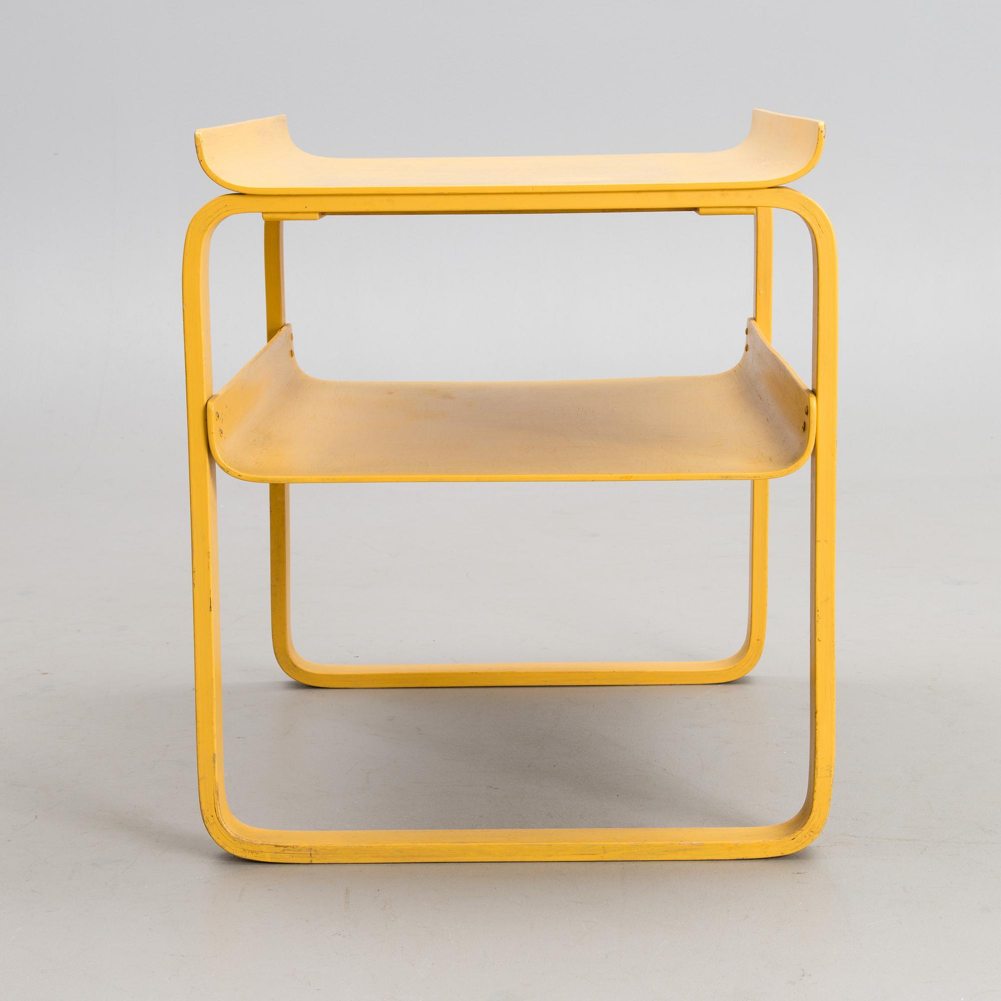 A 915 table designed in 1932 and manufactured by Artek.