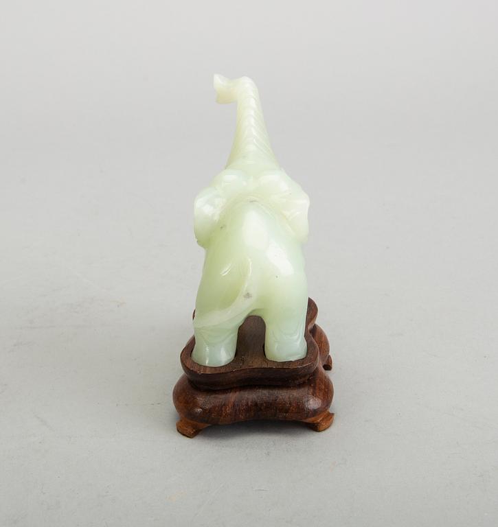 FIGURINER 3 st Kina 1900-tal nefrit.